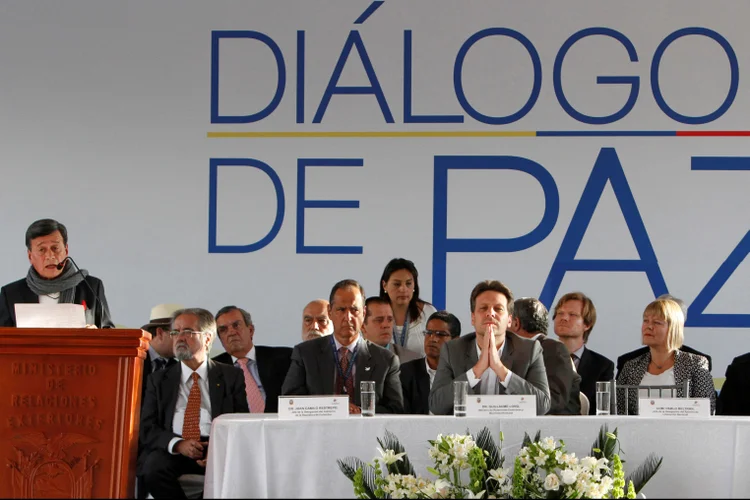 O chefe da equipe negociadora do Exército de Libertação Nacional (ELN), Israel Ramírez, conhecido como "Pablo Beltrán", discursa durante diálogos de paz realizados no Equador (Alberto Suarez/Reuters)