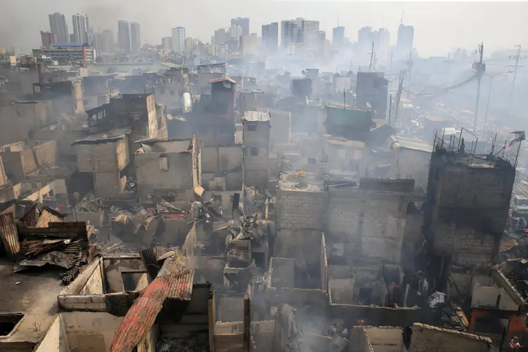 Casas danificadas após incêndio em Manila, Filipinas, em 08/02/2017 (Romeo Ranoco/Reuters)