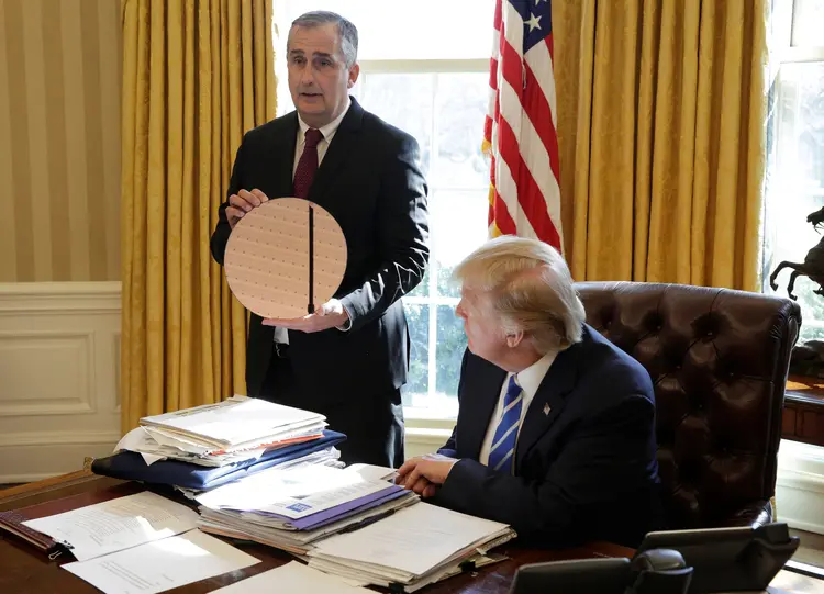 Trump e Krzanich: "A Intel está muito orgulhosa do fato que a maioria de nossa manufatura é aqui nos EUA, e a maioria da pesquisa e desenvolvimento é aqui" (Joshua Roberts/Reuters)