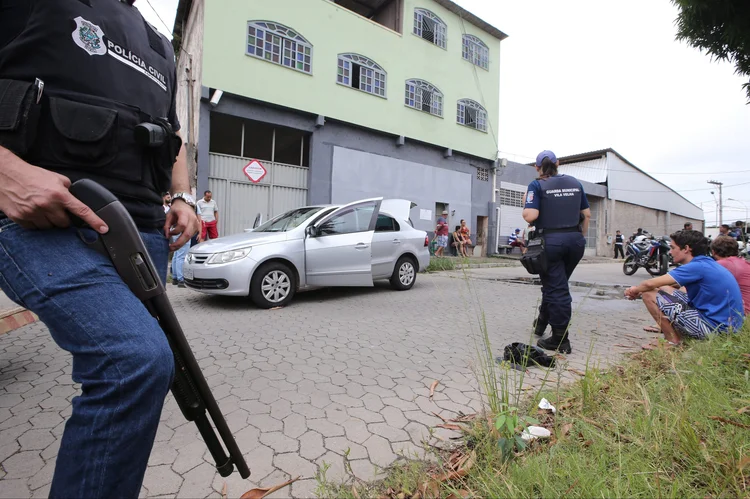 Patrulha da Polícia Civil na cena de uma execução em Vila Velha, no Espírito Santo (Paulo Whitaker/Reuters)