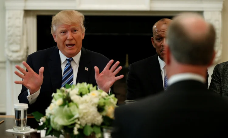 Trump: "Tive conversa muito boa ontem (quinta-feira) com o presidente da China. Acho que estamos a ponto de nos relacionar muito bem" (Kevin Lamarque/Reuters)