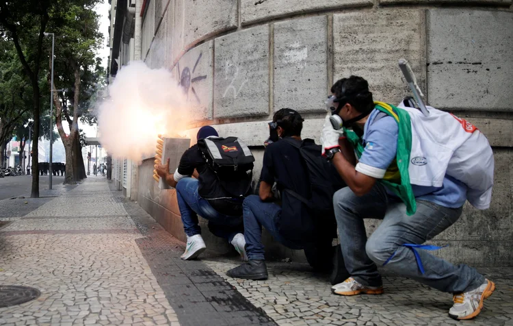 Rio de Janeiro: duas agências bancárias próximas ao Palácio Tiradentes, na região da Alerj, foram incendiadas (Ricardo Moraes/Reuters)