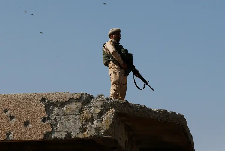 Confrontos em Mosul: novas táticas irão incluir o envio de unidades adicionais de atiradores de elite contra os franco-atiradores do Estado Islâmico (Muhammad Hamed/Reuters)