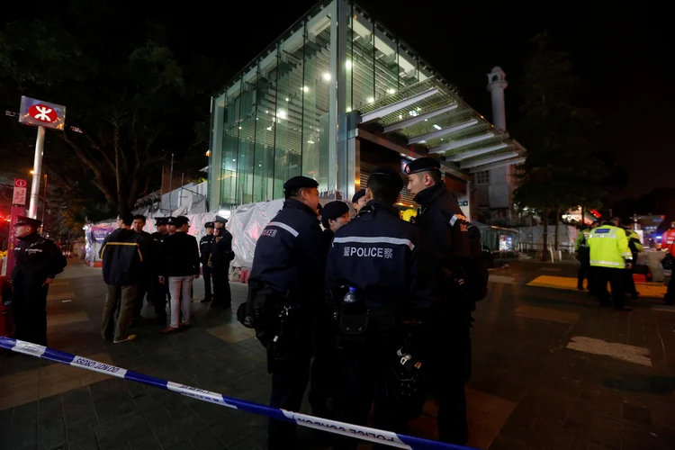 Hong Kong: "Nós prendemos essa pessoa por incêndio criminoso", disse o policial, acrescentando que o suspeito agiu por "razões pessoais" (Bobby Yip/Reuters)