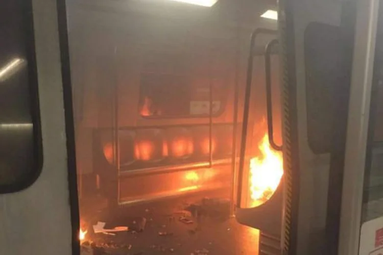 Incêndio em vagão de metrô de Hong Kong após um homem atirar um coquetel molotov (Social Media/@GastronomicNerd/Reuters)