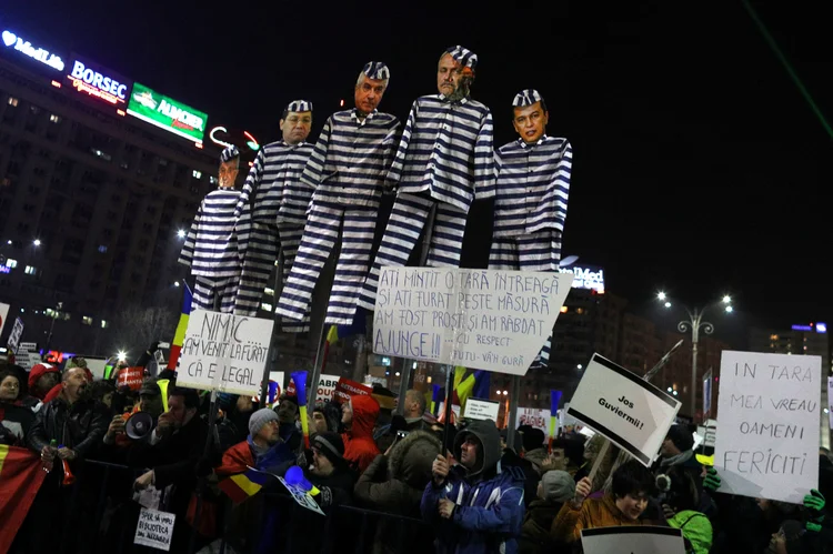 Protestos: a polêmica lei prevê apenas uma punição administrativa pelos casos de abuso de poder inferiores a 44 mil euros (Stoyan Nenov/Reuters)