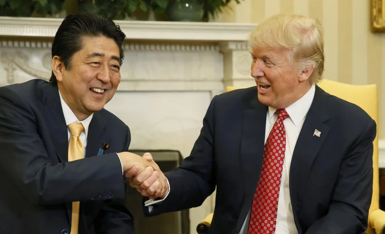 Abe e Trump: "No ano passado, os investimentos do Japão nos EUA chegaram a mais de US$ 150 bilhões, e essas empresas japonesas criaram um grande número de trabalhos", disse Abe (Reuters)