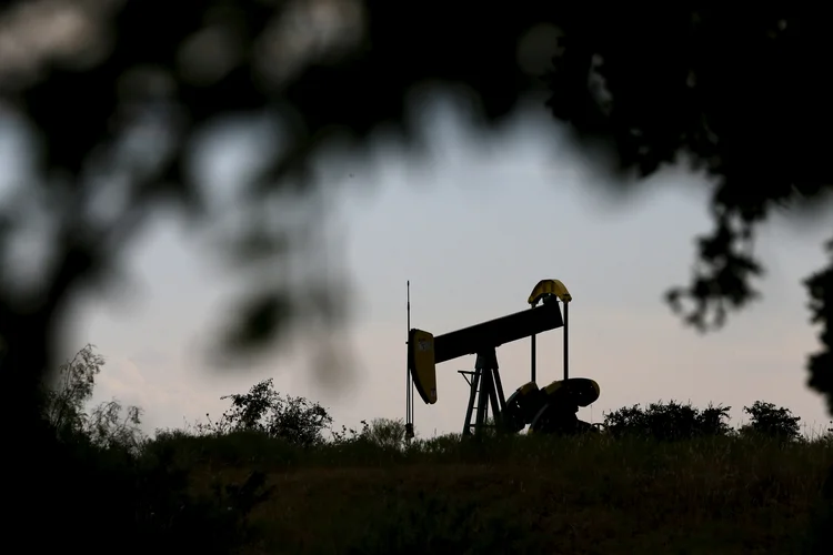 Opep e outros países, incluindo a Rússia, estão cortando a produção em cerca de 1,8 milhão de barris por dia até março de 2018 (Mike Stone/Reuters)