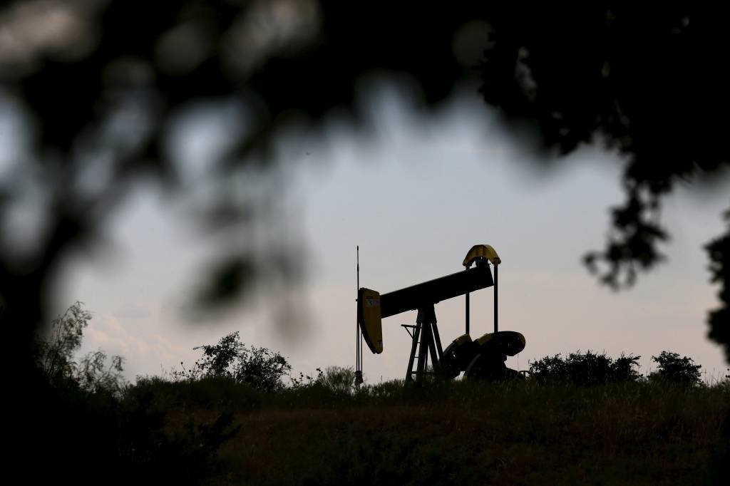 Preços do petróleo recuam com recorde nos estoques dos EUA