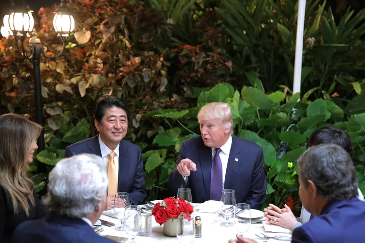 Trump e Abe: Abe disse que Trump lhe falou que todas as opções estavam na mesa sobre como lidar com a Coreia do Norte (Carlos Barria/Reuters)