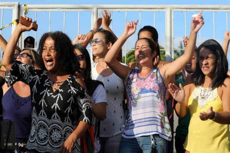 Mulheres de policiais protestam na entrada de um quartel em Vitória, no Espírito Santo (Paulo Withaker/Reuters)