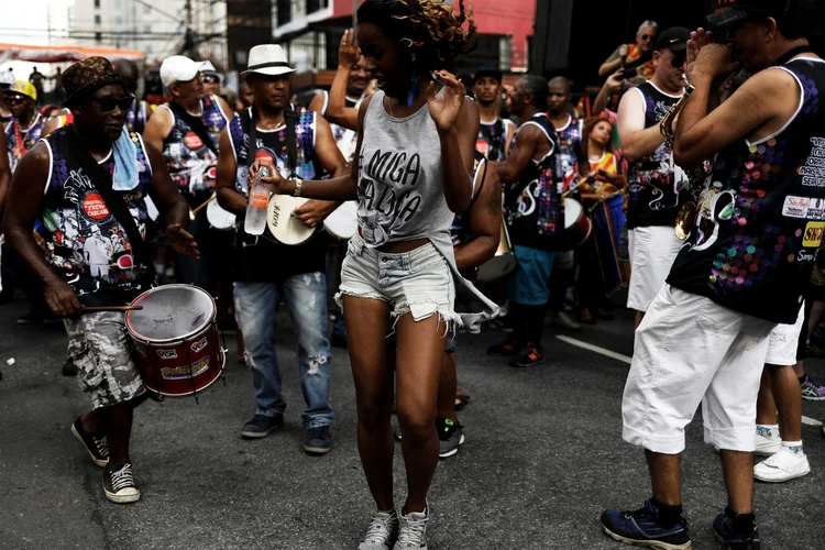 Carnaval: a folia começa cedo, mas tem hora para terminar, dependendo da região da cidade (Nacho Doce/Reprodução)