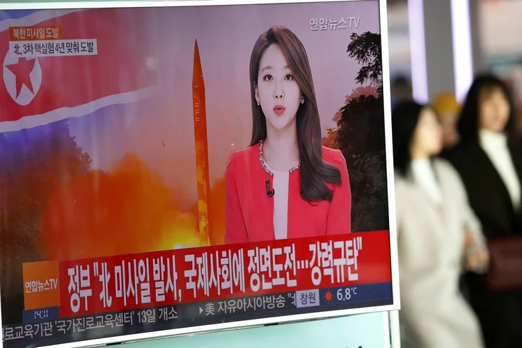 Imprensa norte-coreana comenta o  teste de míssil da Coreia do Norte em 13/02/2017 (Kim Hong-Ji/Reuters)