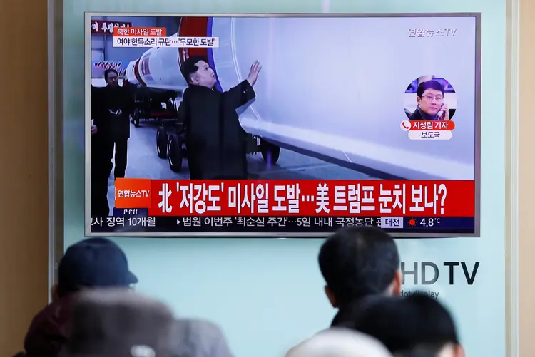 Imprensa norte-coreana comenta o  teste de míssil da Coreia do Norte em 13/02/2017 (Kim Hong-Ji/Reuters)