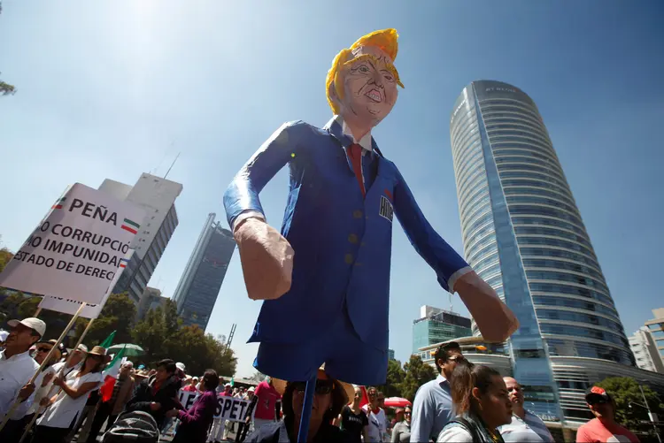 Milhares de mexicanos protestam contra Donald Trump na capital do país (Jose Luis Gonzalez/Reuters)