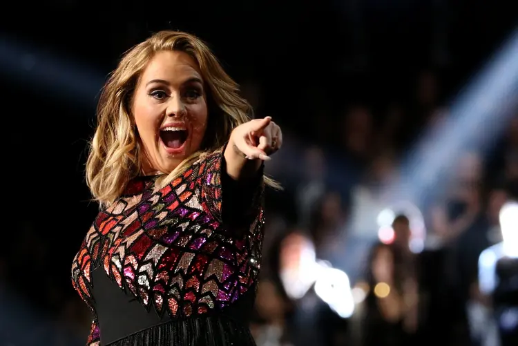 Adele canta "Hello" na 59ª edição do Grammy em 12/02/2017 (Lucy Nicholson/Reuters)