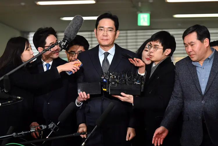 O herdeiro e vice-presidente da Samsung Electronics, Lee Jae-yong, chega para interrogatório na Coreia do Sul (Jung Yeon-Je/Pool/Reuters)