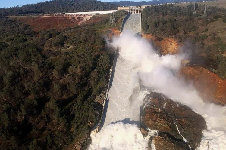Barragem em Oroville, Califórnia, que corre risco de rompimento (California Department of Water Resources/William Croyle/Reuters)