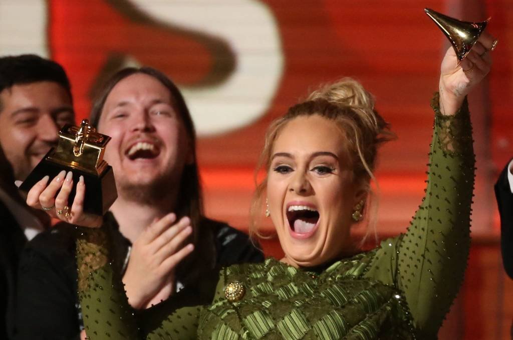 Adele brilha e dedica prêmio a Beyoncé no Grammy