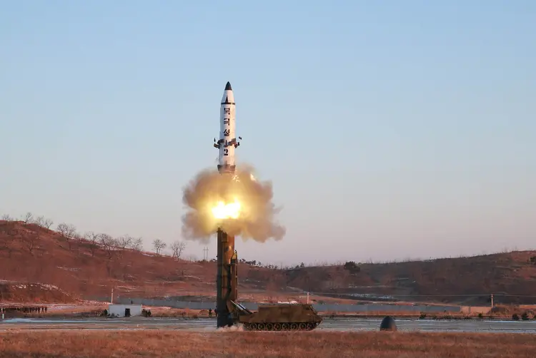 Teste de míssil da Coreia do Norte: país asiático afirmou que testes são legítima defesa (KCNA/Handout/Reuters)