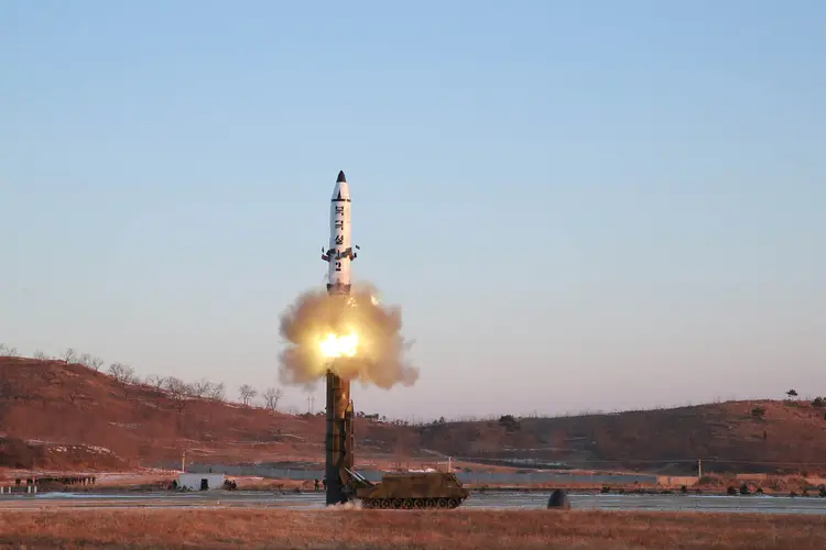 Teste: a Coreia do Norte disse ter testado com êxito um novo tipo de míssil balístico de médio a longo alcance no domingo (KCNA/Reuters)