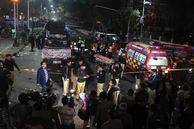 Polícia e equipes de resgate em local de atentado cometido durante uma manifestação na cidade de Lahore, no leste do Paquistão, em 13/02/2017 (Stringer/Reuters)