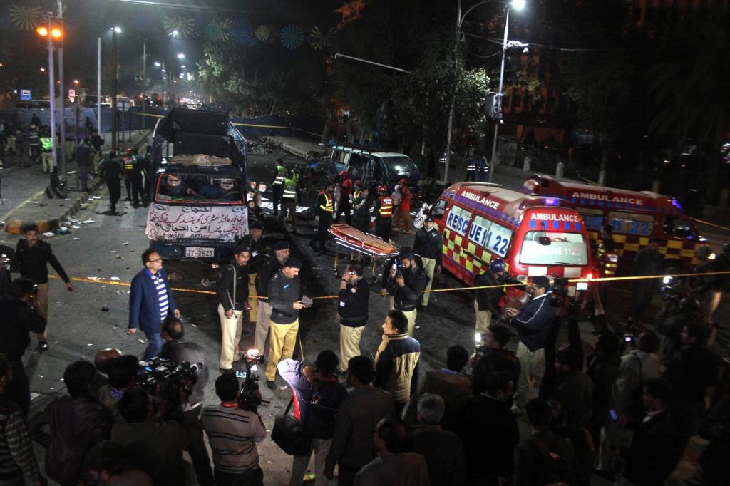 Explosão deixa ao menos 13 mortos e 80 feridos no Paquistão