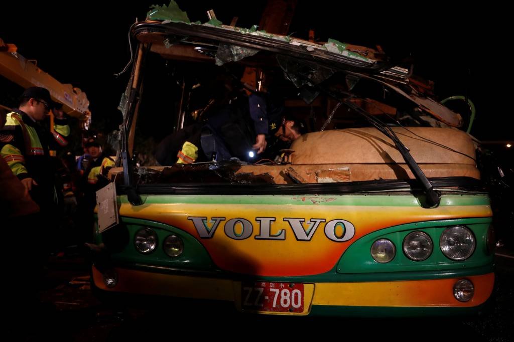 Acidente de ônibus deixa 32 mortos em Taiwan