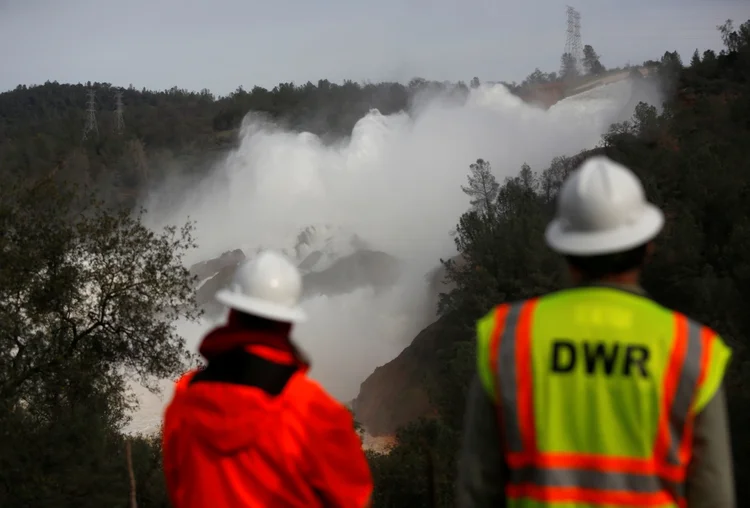 Barragem de Oroville: segundo as autoridades, a água estava vazando da barragem a uma velocidade duas vezes maior que a que chegava (Jim Urquhart/Reuters)