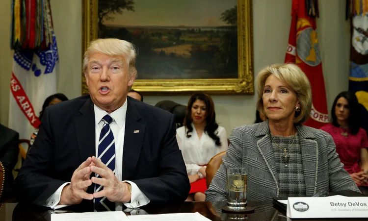 Trump e DeVos: as regras do governo anterior eram a principal resposta para a forte alta nos níveis de endividamento estudantil (Kevin Lamarque/Reuters)