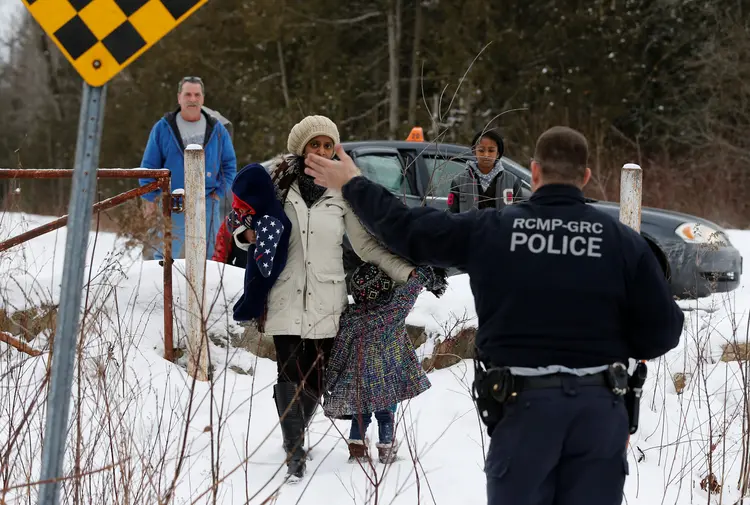 Refugiados: "Algumas dessas pessoas fizeram uma longa jornada. Algumas não estão vestidas para o clima daqui", disse o comandante (Christinne Muschi/Reuters)