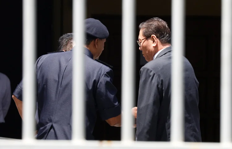 Oficial norte-coreano chega ao local de autópsia do corpo que acredita-se ser de Kim Jong Nam  (Edgar Su/Reuters)