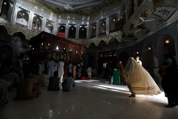 Santuário sufi, dia 5/09/2013: um homem-bomba entrou no santuário enquanto multidões se aglomeravam nesta quinta-feira (Akhtar Soomro/Reuters)