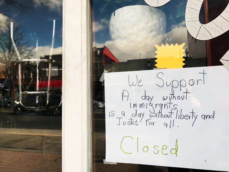 Restaurante fechado em protesto: imigrantes em cidades como Washington, Boston, Filadélfia e Los Angeles abandonaram seus postos de trabalho, se negaram a fazer compras e usar o transporte público (Jim Bourg/Reuters)