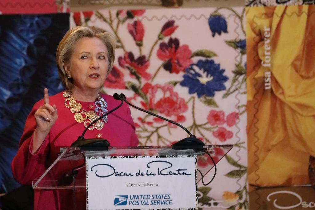 Hillary presta homenagem ao "imigrante" Oscar de la Renta