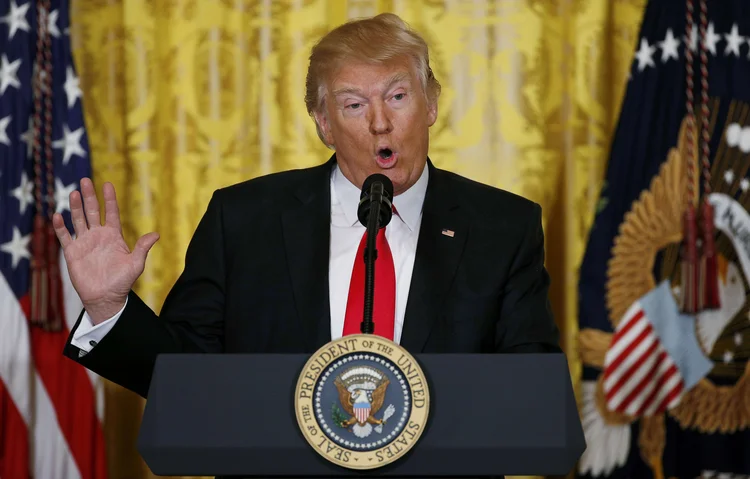 Trump: a demissão inesperada de Comey por Trump surpreendeu Washington e leva Trump mais fundo em uma controvérsia sobre supostos laços de sua campanha com a Rússia (Kevin Lamarque/Reuters)