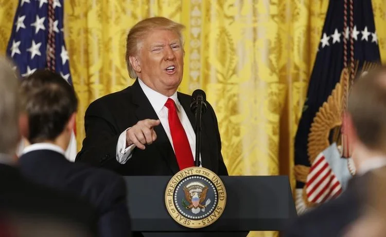 Trump: os decretas também vão instruir a Agência de Proteção Ambiental (EPA, na sigla em inglês) a fazer mudanças aos limites de emissões de gases de efeito estufa no setor elétrico (Kevin Lamarque/Reuters)