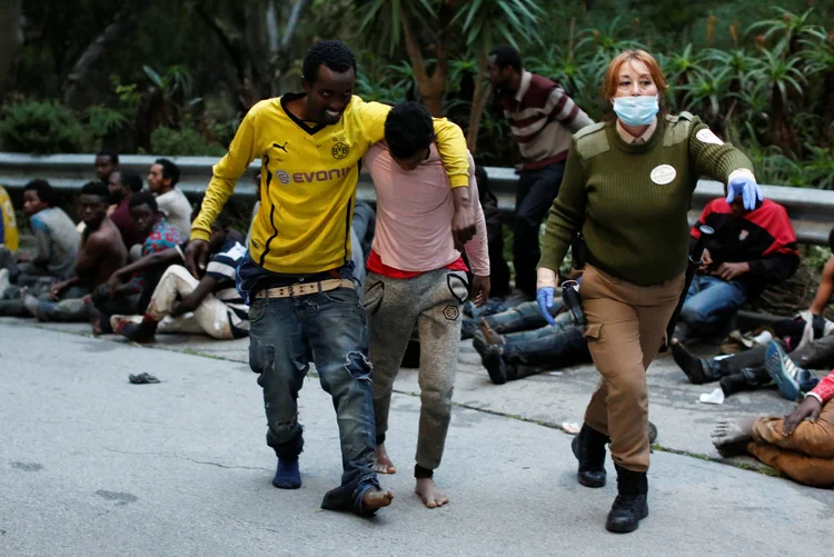 Migrantes: depois de forçar a cerca, os migrantes subsaarianos festejaram gritando "obrigado, Senhor" e "estou na Europa" (Jesus Moron)