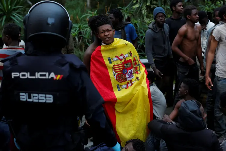 Migrantes: a tentativa anterior de entrada em massa aconteceu na noite de Ano Novo (Jesus Moron/Reuters)