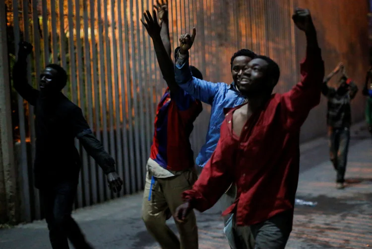 Migrantes: operação deixou 30 feridos, dez entre as forças da ordem marroquina e 20 entre os imigrantes (Jesus Moron/Reuters)