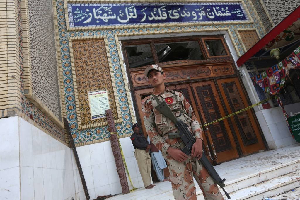 Paquistão diz que matou 100 "terroristas" após ataque a santuário