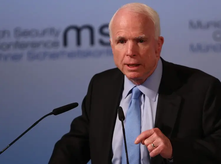 John McCain: o senador discutiu sobre a série de escândalos que derrubaram a presidência de Richard Nixon no Jantar da Liberdade do Instituto Internacional Republicano de 2017, onde estava sendo homenageado (Michael Dalder/Reuters)