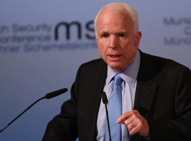 John McCain: "O senador e sua família estão analisando as opções futuras de tratamento" (Michael Dalder/Reuters)
