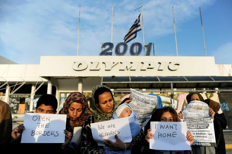 Abrigo de refugiados: desde o ano passado, as casas para a elite grega foram substituídas por barracões erguidos pela ONU (Michalis Karagiannis/Reuters)