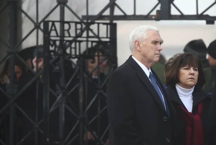 Pence: os Pence depositaram flores em um memorial no centro do campo e visitaram os quartéis, um crematório e uma câmara de gás (Michael Dalder/Reuters)
