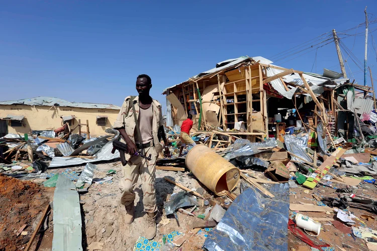 Ataque na Somália: embora nenhum grupo tenha reivindicado a autoria do ataque, o novo presidente somali condenou o atentado e pediu unidade perante a "selvageria" de Al Shabab (Feisal Omar/Reuters)