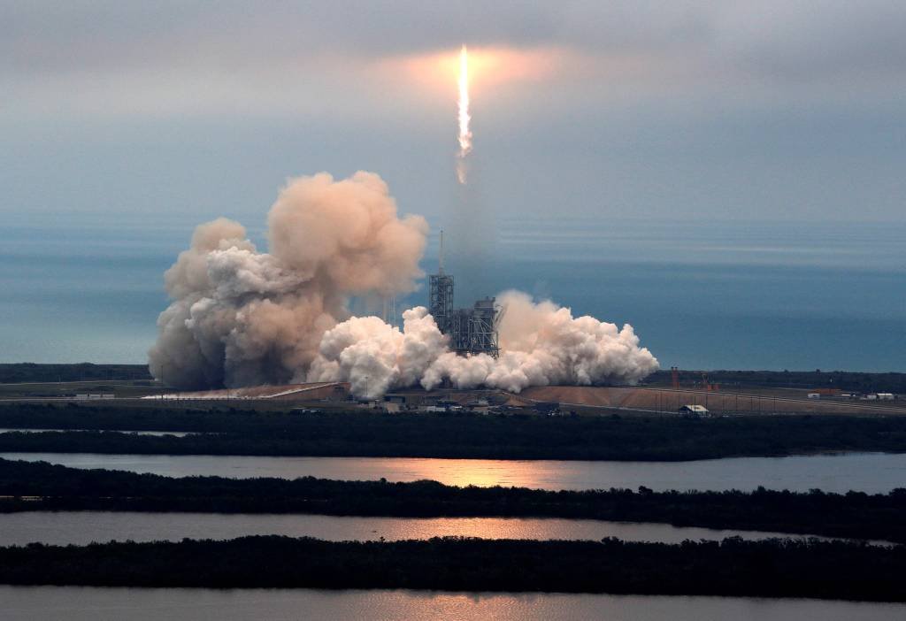 SpaceX, de Elon Musk, lança foguete ao espaço. Assista