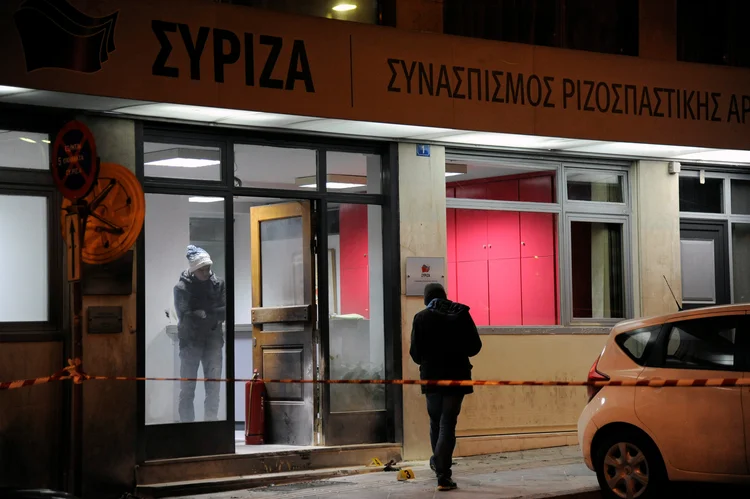 Syriza: segundo a imprensa, dois carros ficaram danificados e alguns vidros dos escritórios estouraram. (Michalis Karagiannis/Reuters)