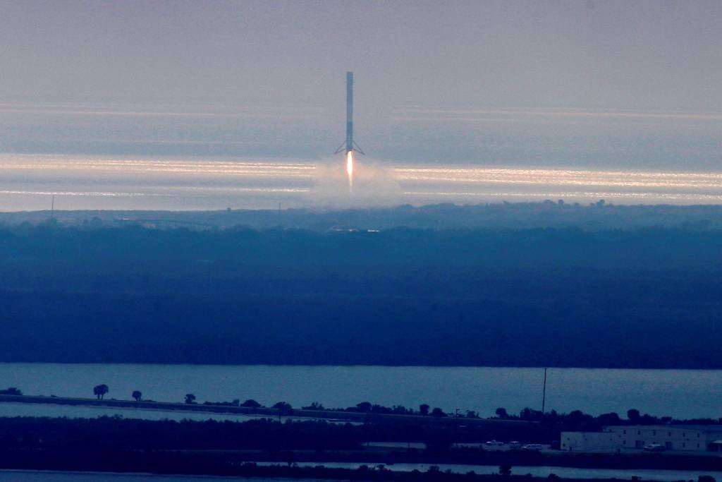 SpaceX lança com sucesso primeiro satélite espião para os EUA