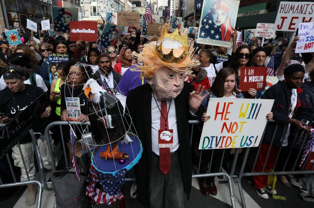 Filha dos Clinton participa de protesto contra Trump em NY